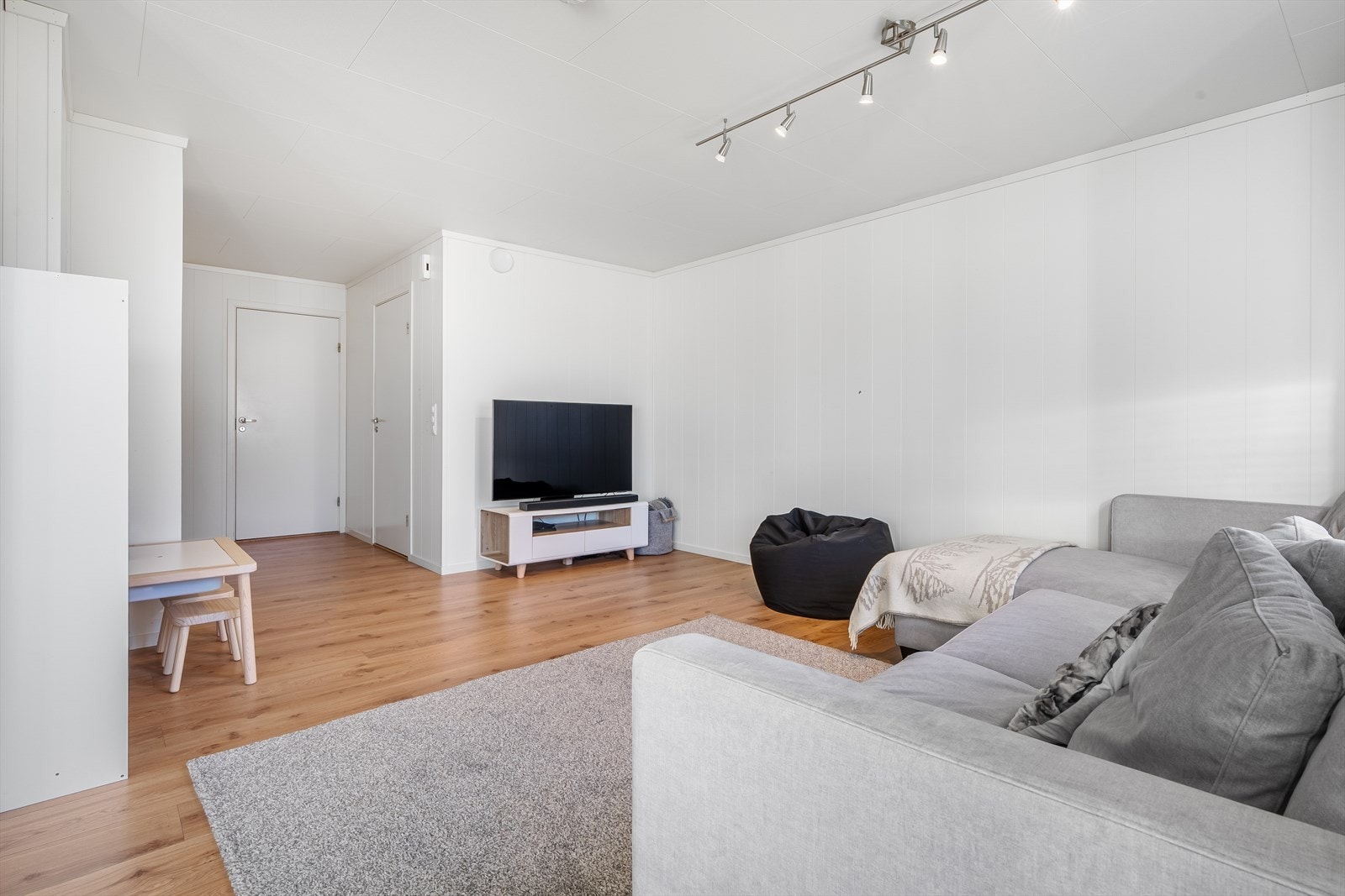 Stue mot baderom og bod/vaskerom Galleribilde