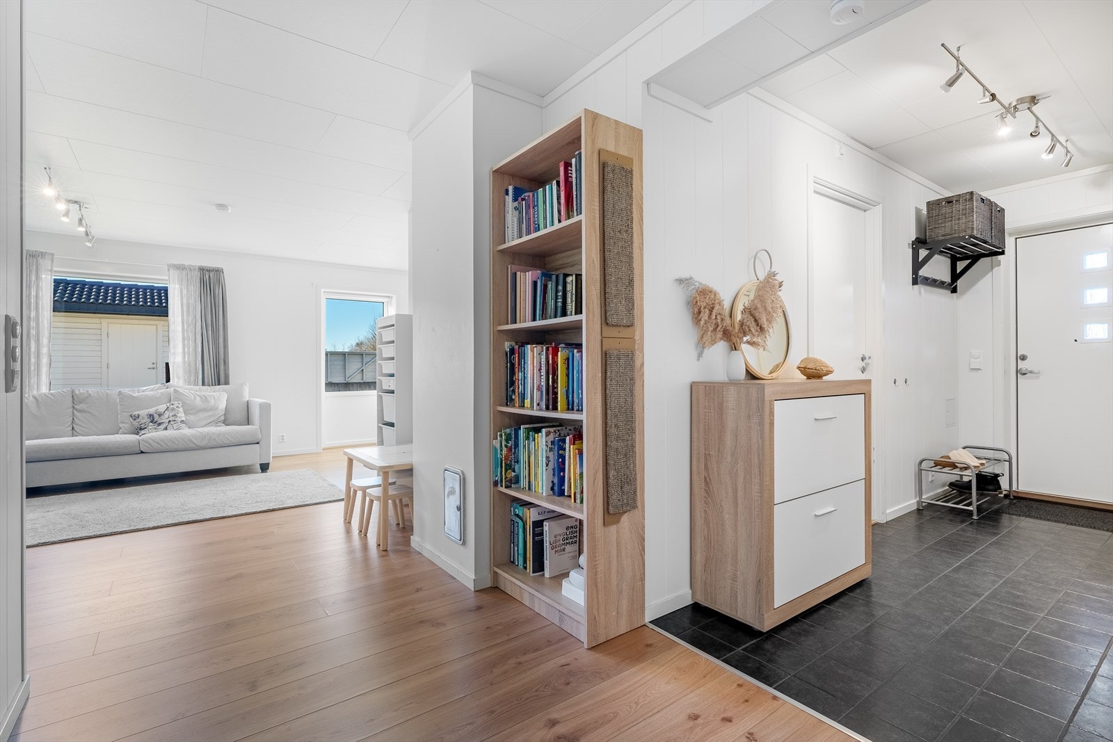 Open løysing mellom gang og stue. Galleribilde