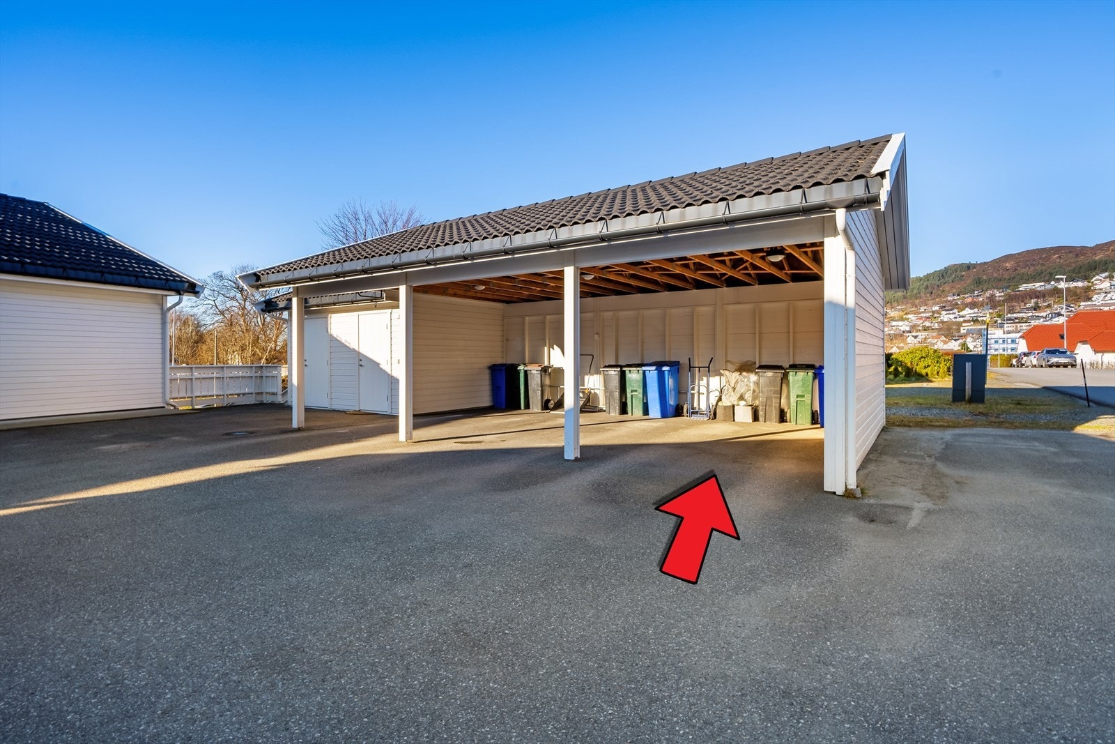 Parkeringsplass i felles carport. Plass markert med rød pil Galleribilde