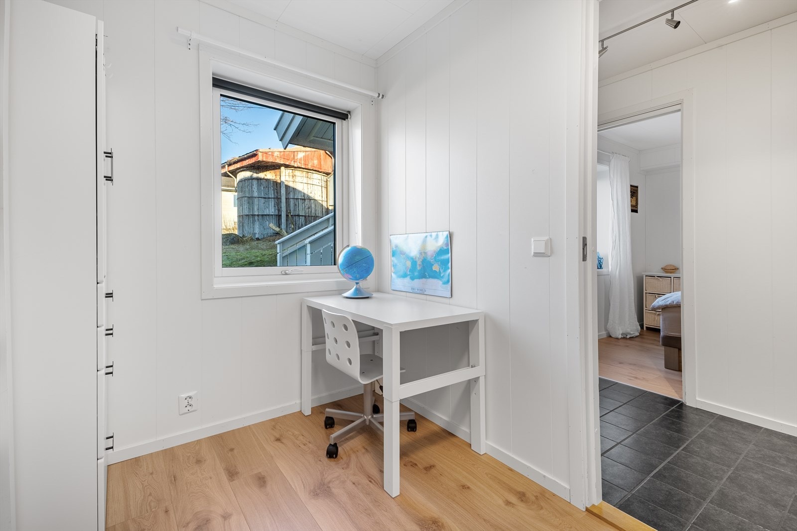 Soverom 2 med sov 1 i bakgrunnen Galleribilde