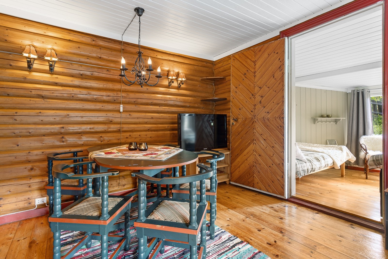 Hytta har innlagt strøm og oppvarming med vedovn. Galleribilde