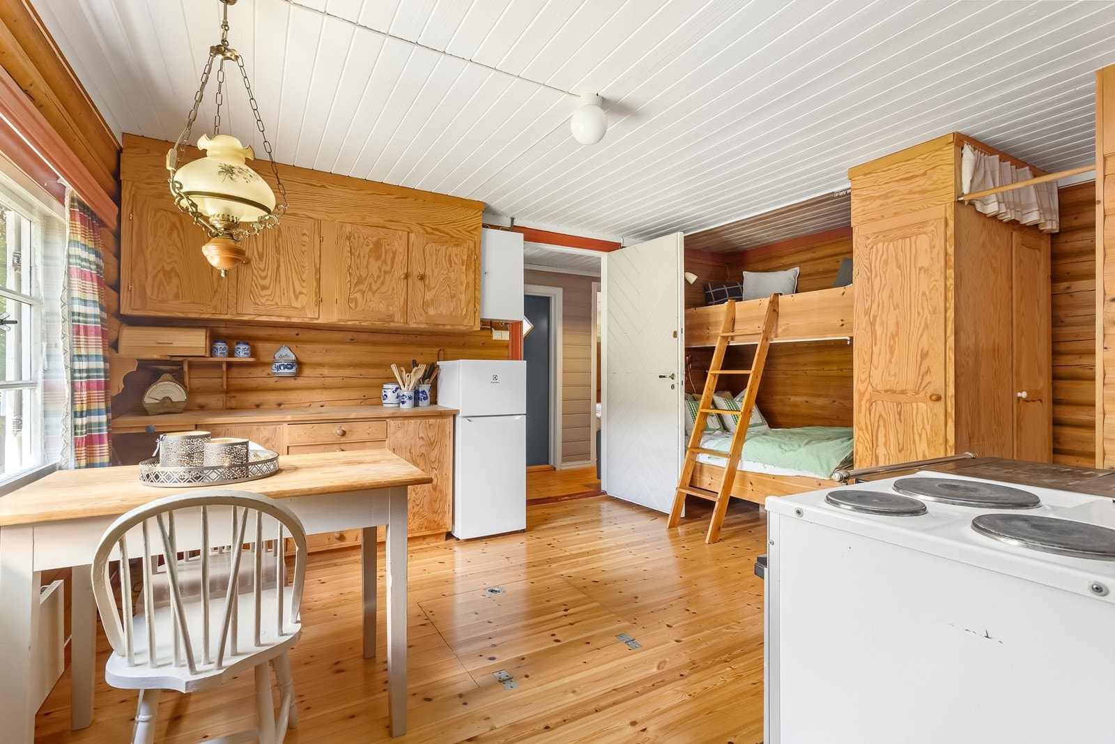 Trivelig hyttekjøkken med plassbygget innredning med furufronter. Galleribilde