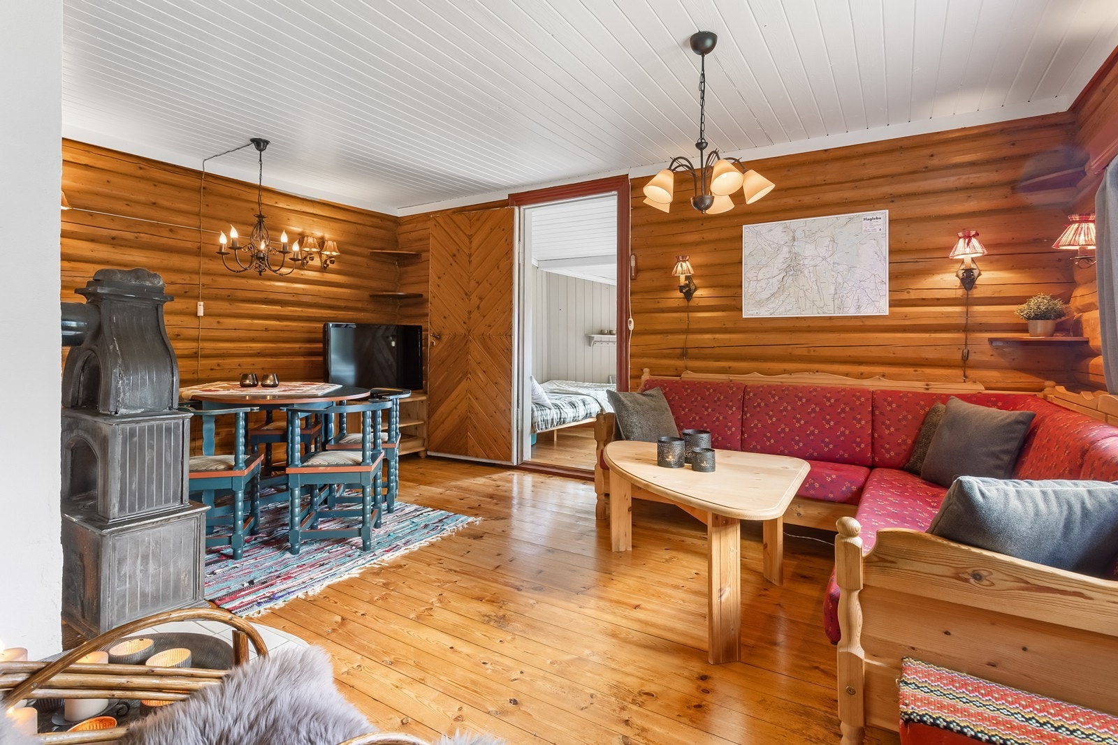 Stuen har plass til både sitte- og spisegruppe. Galleribilde