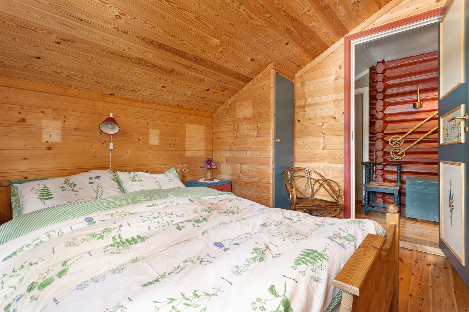 Innredet rom med oppbevaring i plassbygd skap. Galleribilde