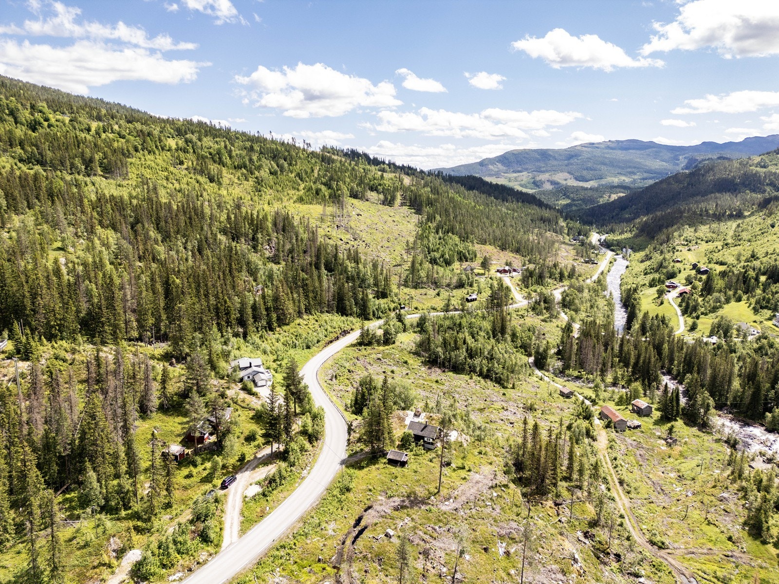 Fra hytta er det også kort vei til butikk i Eggedal sentrum. Galleribilde