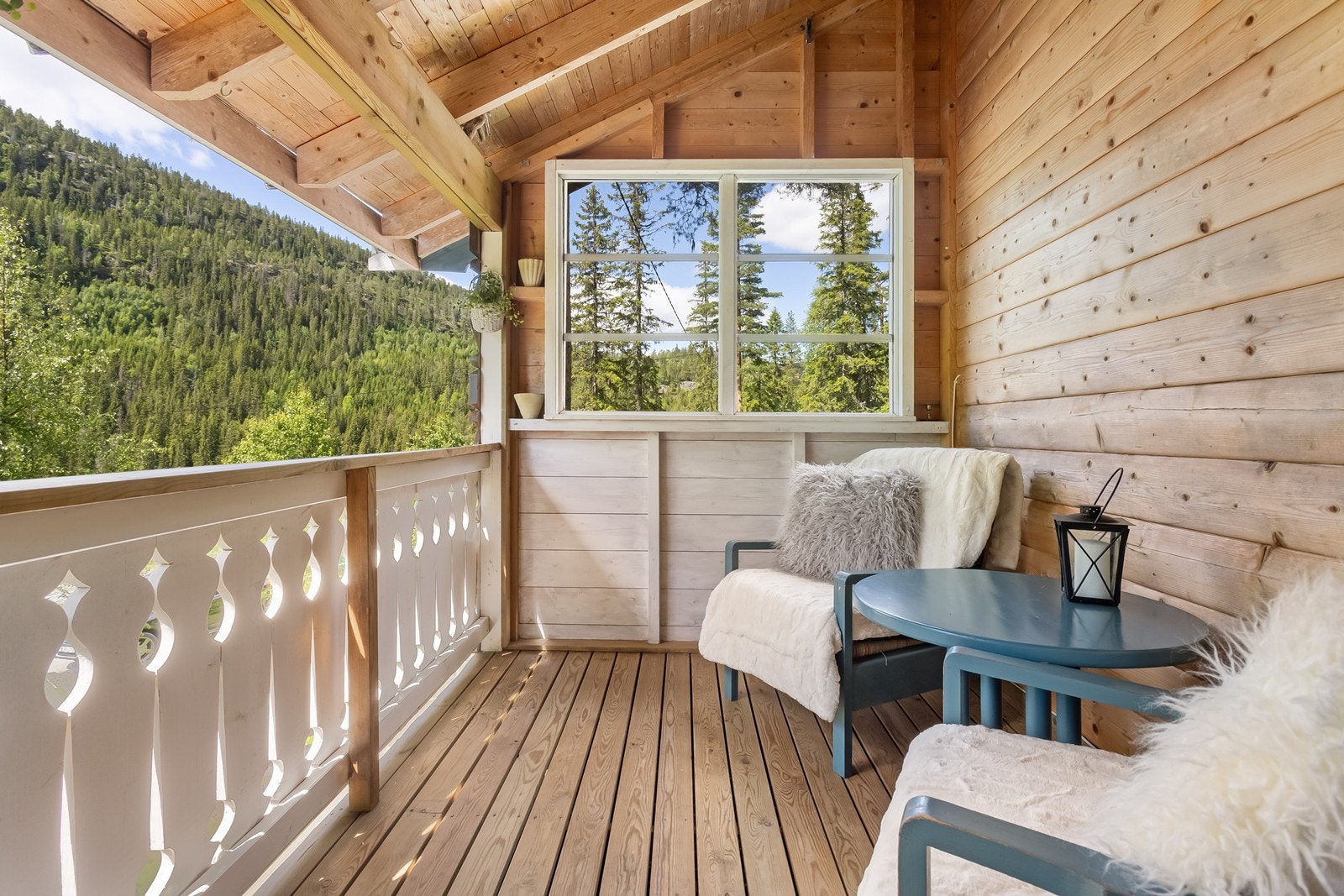 Ved inngangsparti er det en koselig overbygget veranda. Galleribilde