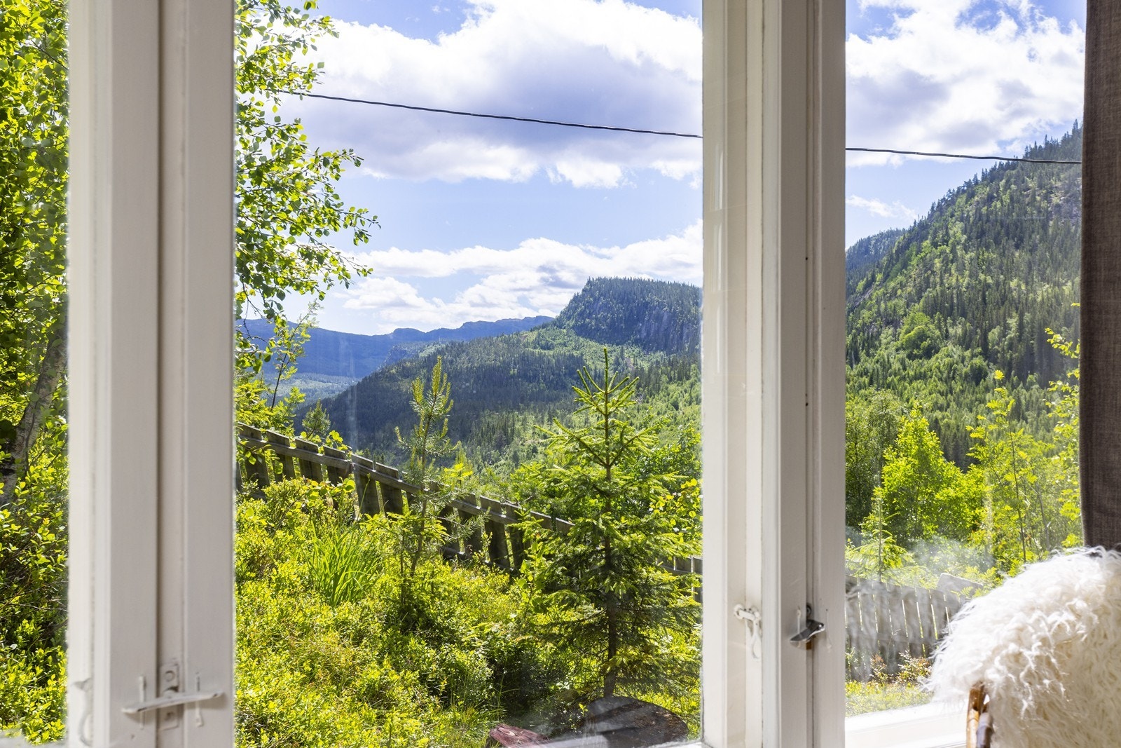 Flott utsikt utover fjellområdene rundt fra kjøkkenvindu. Galleribilde