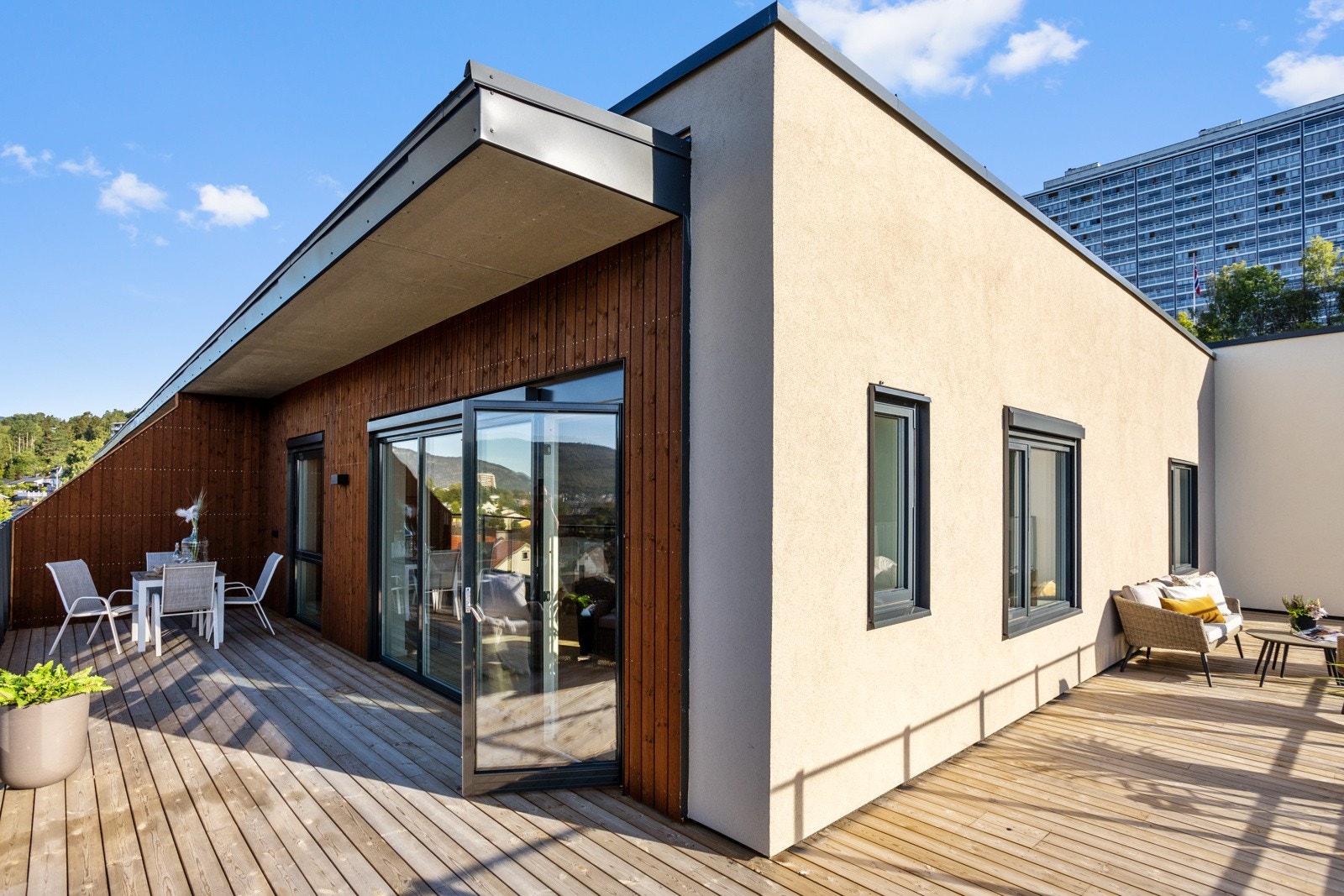 Delvis overbygget sørvestvendte usjenert vinkeltakterrasse (44 kvm) med suverene solforhold | gjennomgående med vinduer på 3 sider Galleribilde