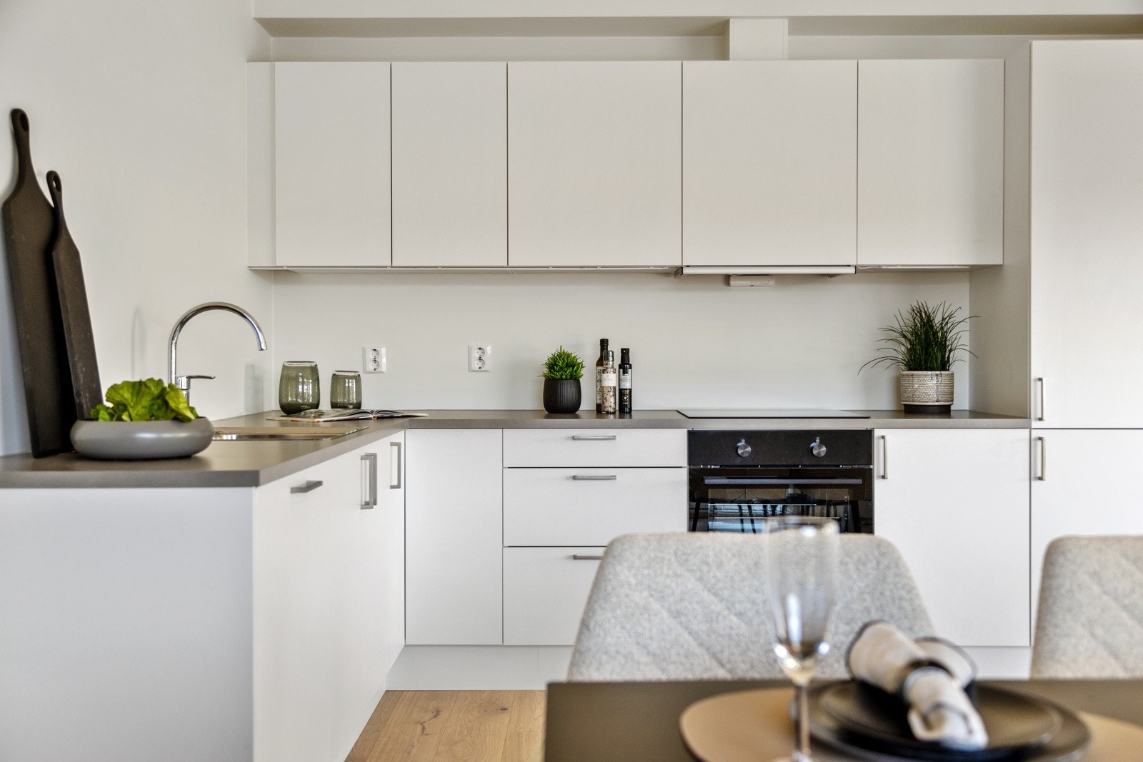 Sigdal kjøkkeninnredning med integrerte hvitevarer Galleribilde