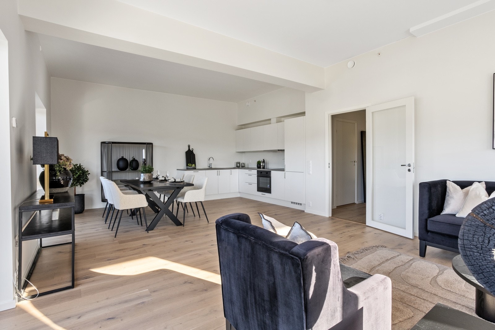 Modederne åpen Sigdal kjøkkenløsning mot stue og spisestue | vannbåren gulvvarme Galleribilde