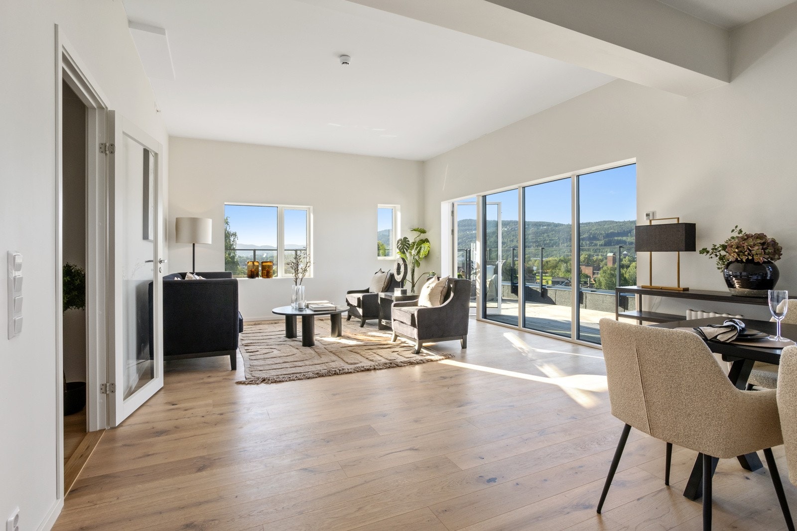 Tilbaketrukket takterrasse, komfortabel vannbåren gulvvarme og den meget generøse takhøyden er med på å gi leiligheten et eksklusivt preg Galleribilde