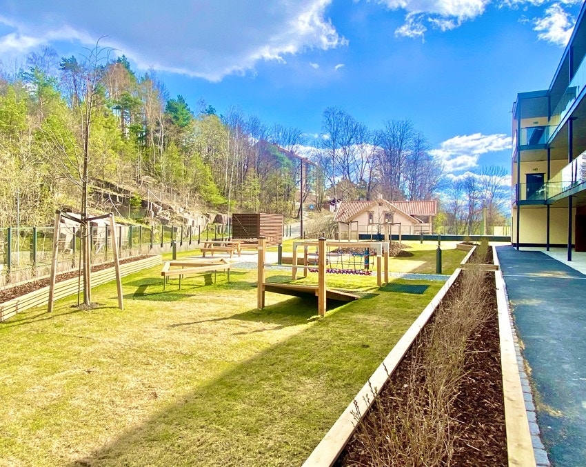 Meget pent opparbeidet skjermet bakgård som er kun tilgjengelig for beboerne Galleribilde