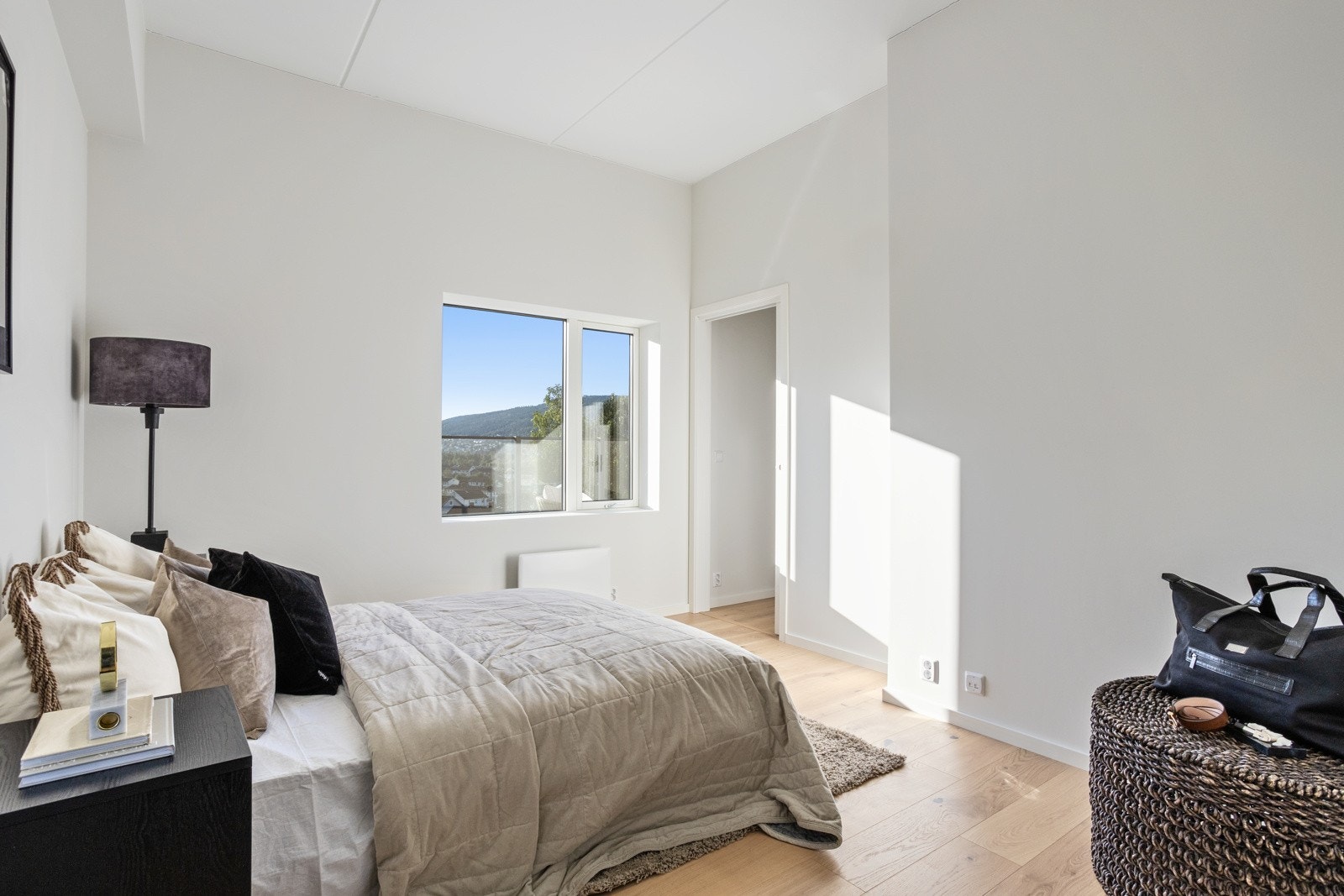 Hovedsoverommet har vinduer på to sider og adkomst til bod / walk in closet Galleribilde