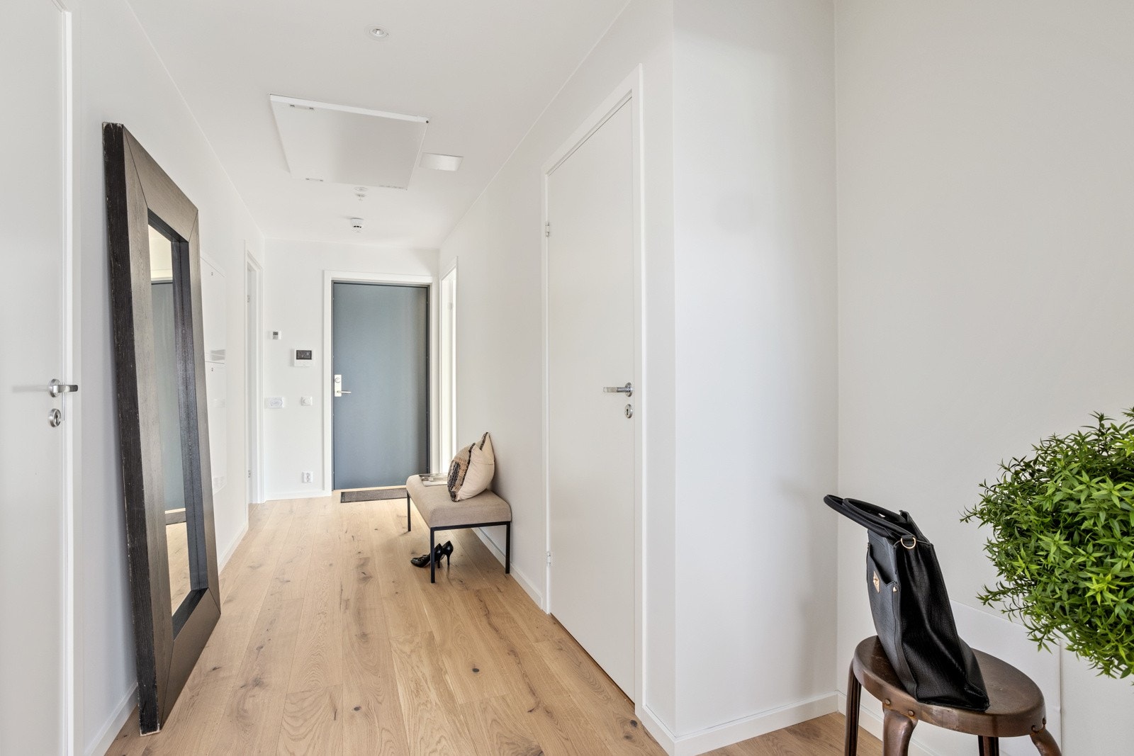 Entré med avsatt plass til skyvedørsgarderobe | vannbåren gulvvarme Galleribilde