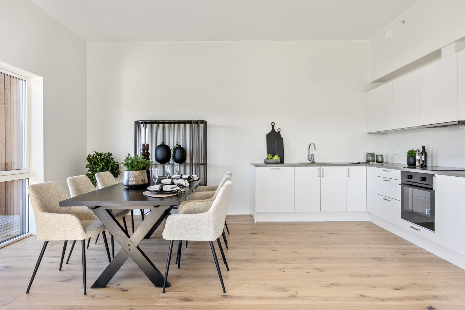 Stor plass gir muligheter for langbord i spisestuen Galleribilde