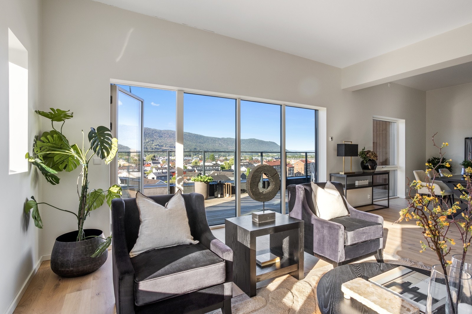 Store panoramavinduer i stuen og utenfor kjøkkenet | generøs takhøyde (ca 300 cm) Galleribilde