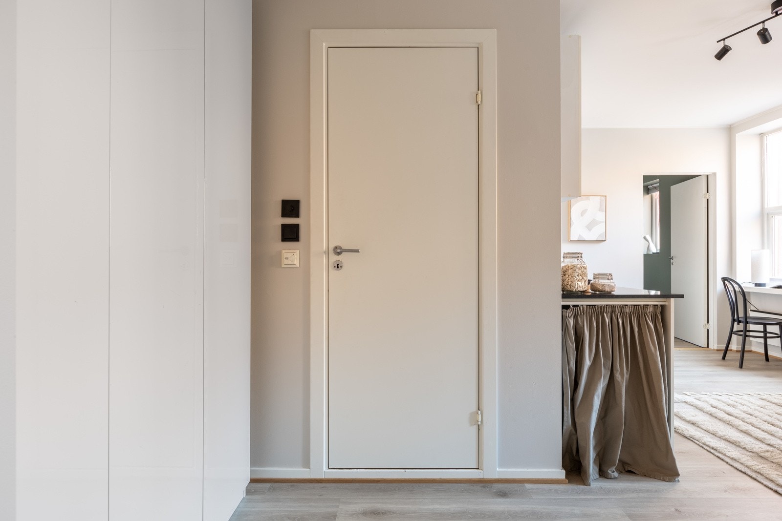 Hyggelig entré med garderobeskap. Galleribilde