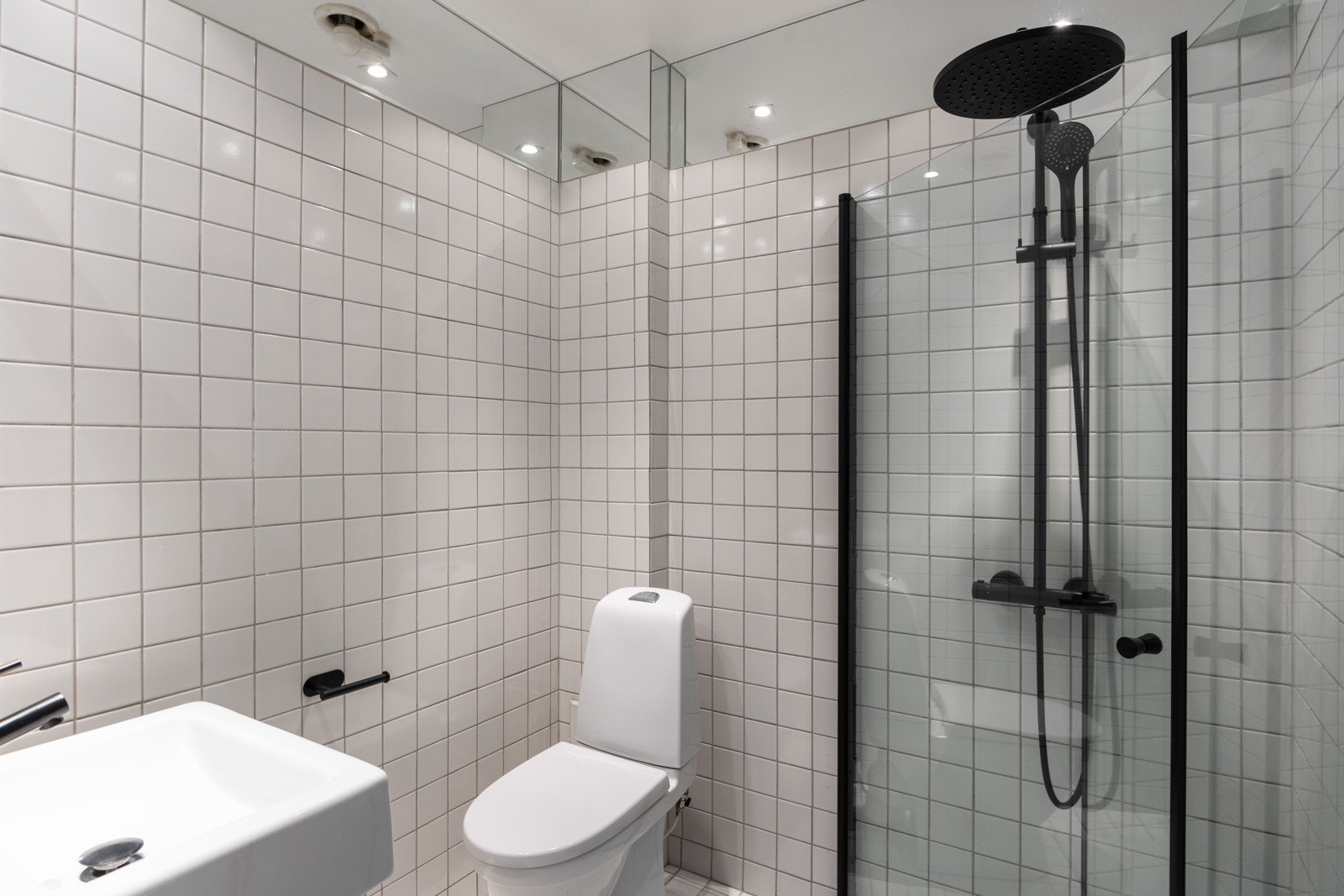 Flott baderom med flislagt gulv med gulvvarme og flislagte vegger. Galleribilde