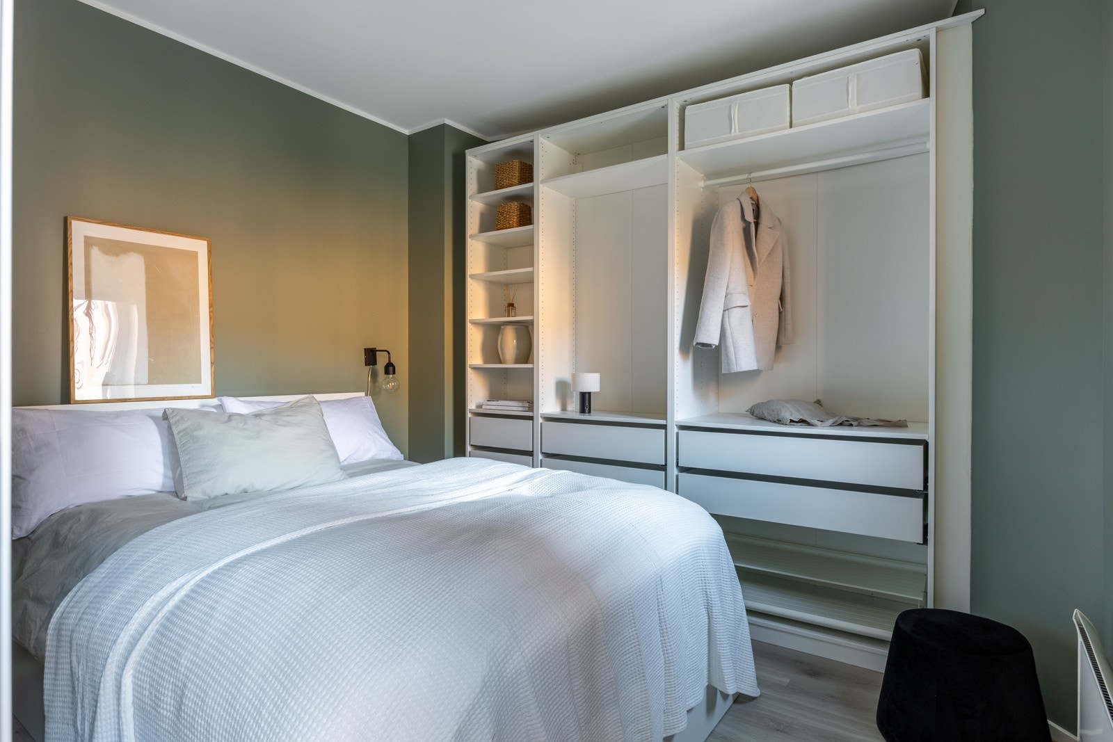 Leilighetens soverom er av god størrelse. I tillegg er rommet innredet med stor garderobeløsning. Galleribilde