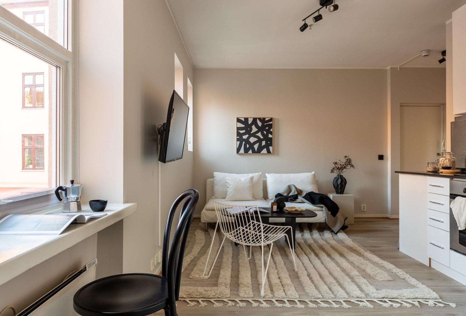 Leiligheten har store vindusflater fra 2006 som slipper inn mye naturlig lys. Galleribilde