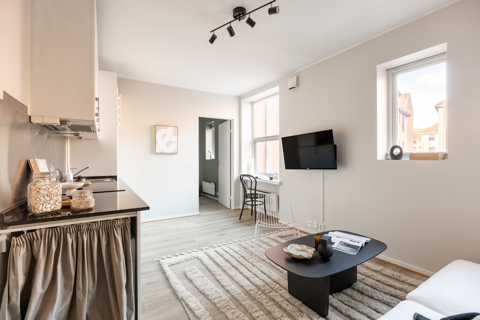 Sjarmerende 2-roms med praktisk planløsning i et veldrevet sameie med stor felles bakgård. Galleribilde