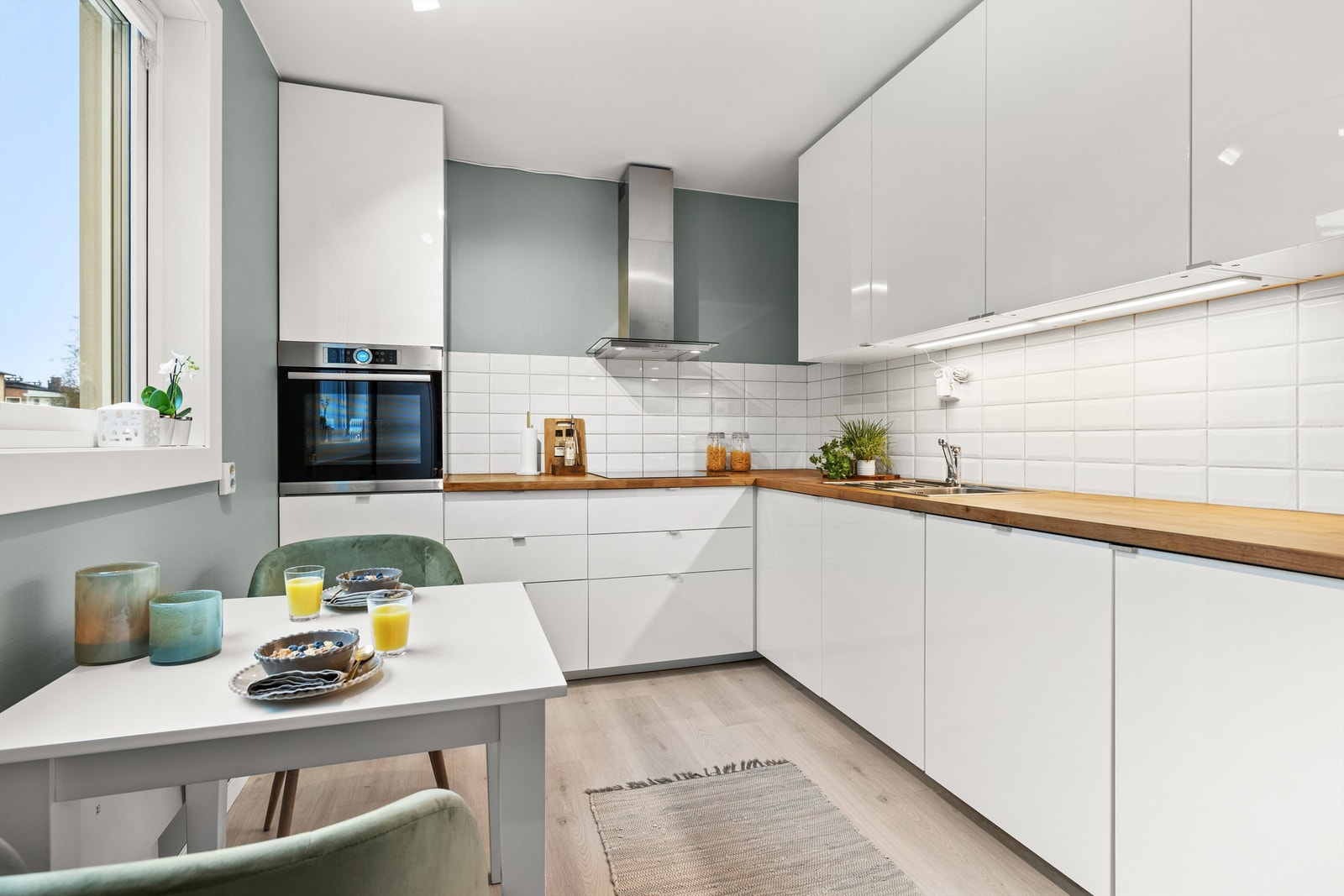 Kjøkkenet er effektivt innredet med behagelige farger og tidløs design, og har rikelig med plass for de mest aktive hobbykokker. Kjøkkenet har høy innredning til tak som gir ekstra god skapplass, samt benkeplater i heltre som gir rikelig med arbeidsplass. Galleribilde