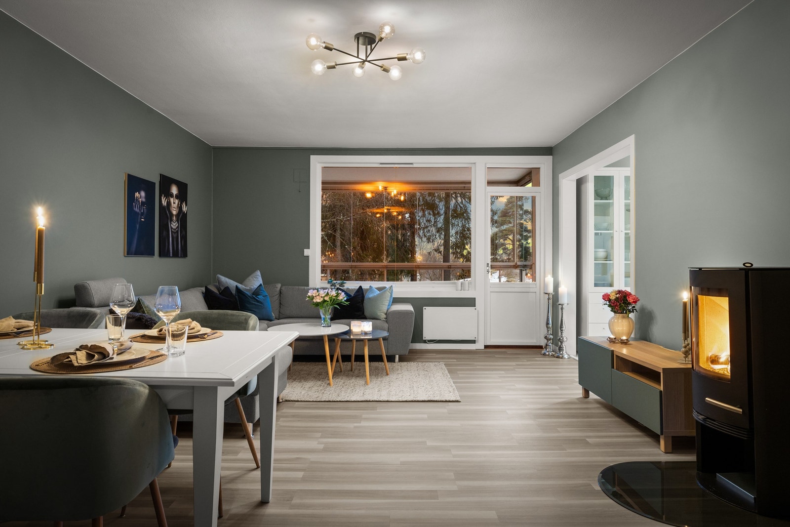 Den åpne løsningen, fargevalg og de store vindusflatene, mot fellesarealene, understreker det luftige og åpne i dette store rommet, og skaper et rom med høy trivselsfaktor. Galleribilde