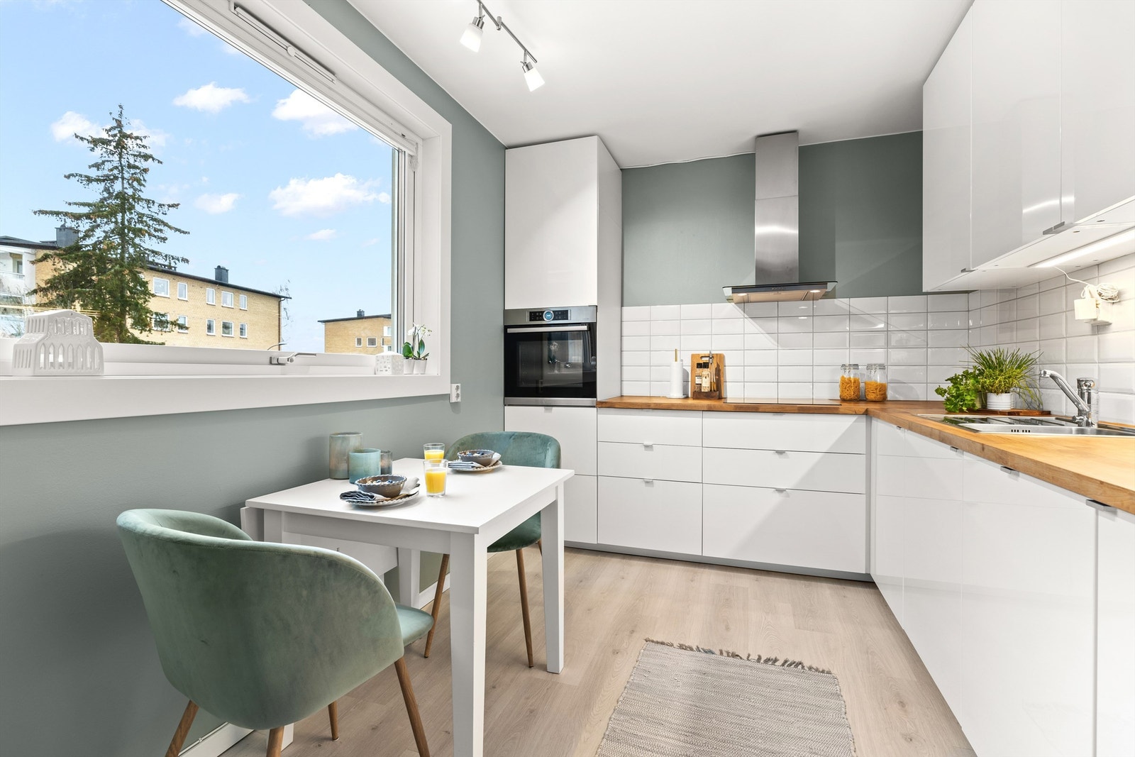 Et tidsriktig og moderne kjøkken fra IKEA, oppusset i 2015, som kombinerer funksjonalitet med estetikk. Den åpne løsningen mot stue og spisestue skaper en inviterende atmosfære. Galleribilde