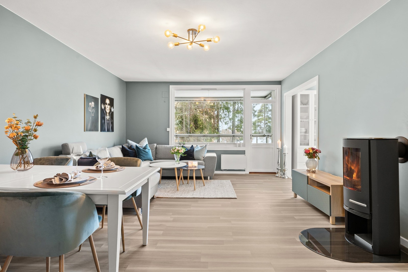 Leiligheten ligger i 2. etasje og har en åpen planløsning med stue, spisestue og kjøkken i åpen løsning, og med utgang til en vestvendt balkong. Galleribilde