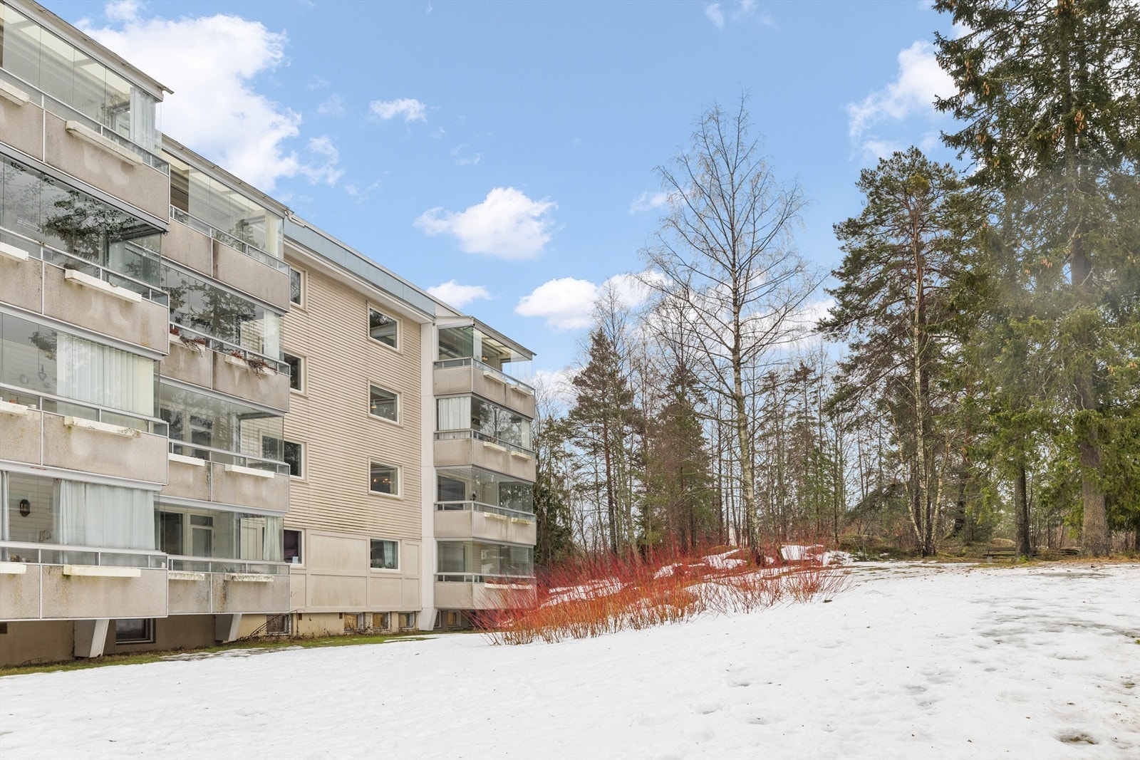 Leiligheten har en meget sentral beliggenhet med gangavstand til alle nødvendige fasiliteter som offentlig kommunikasjon, turområder, matbutikker, skole og et rikt fritidstilbud. Galleribilde