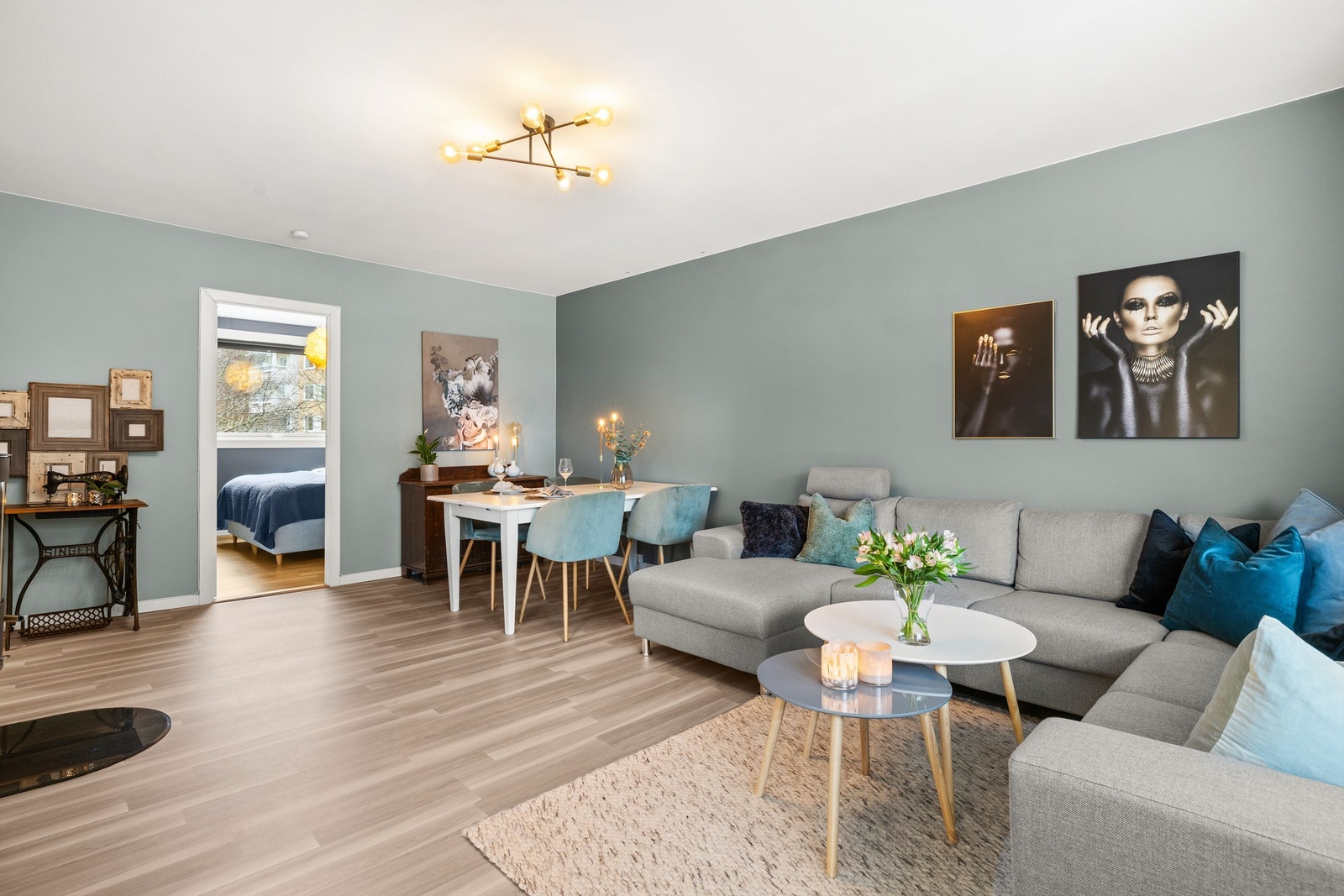 Inn igjen... Den sosiale og åpne løsningen gir god plass og flere innredningsmuligheter, og kan enkelt deles inn i ulike soner. Galleribilde