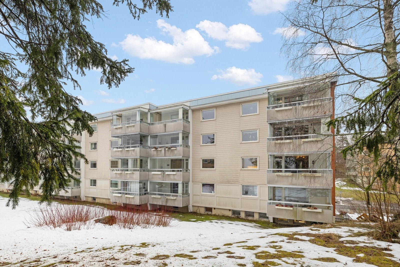 Stille, rolig og barnevennlig boområde med store grøntarealer og lekeplasser rundt eiendommen. Galleribilde