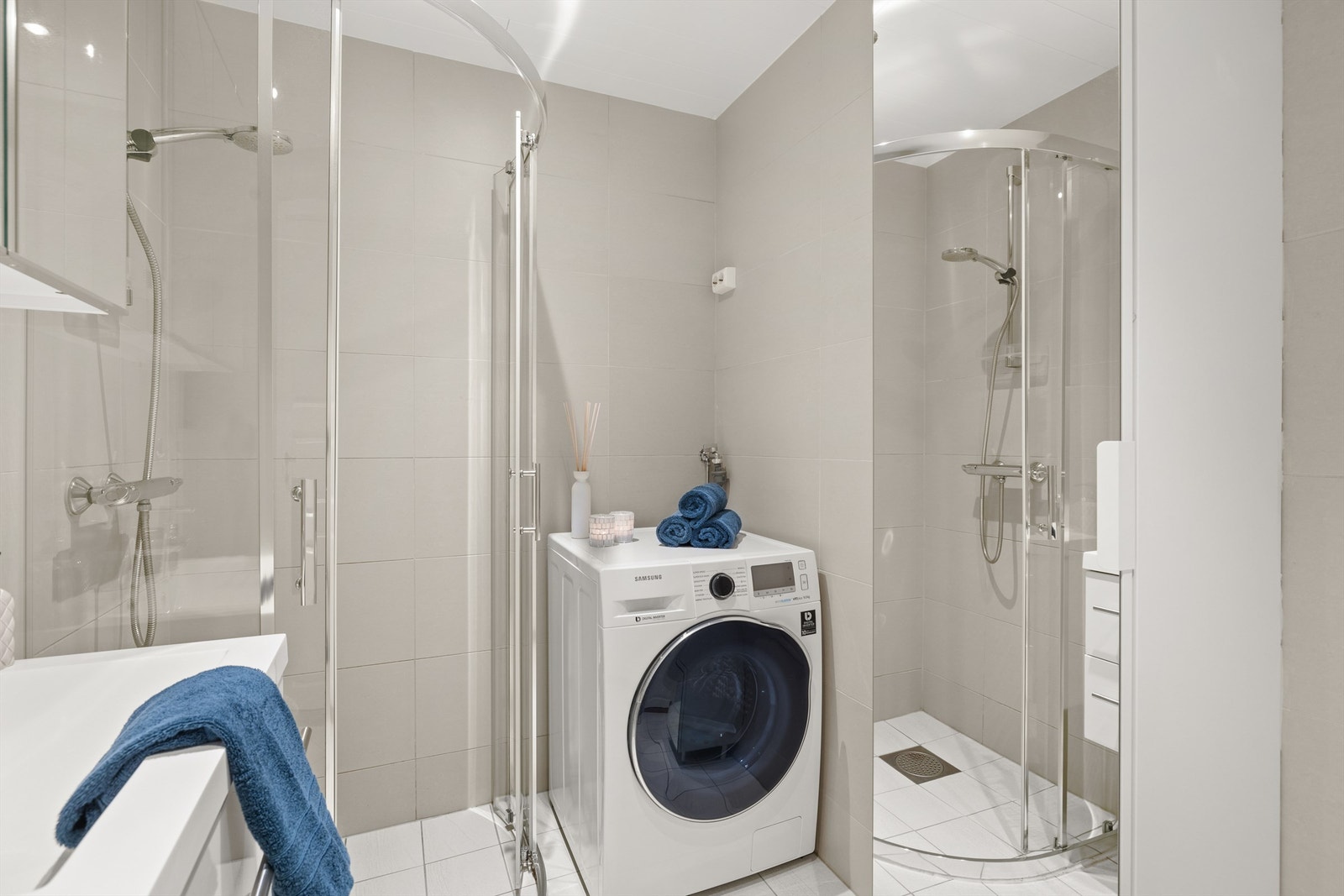 Fra entréen er det direkte adkomst til et pent flislagt baderom som ble oppusset i 2015. Badet har flislagt gulv med gulvvarme og flislagte vegger. Downlights i tak. Galleribilde