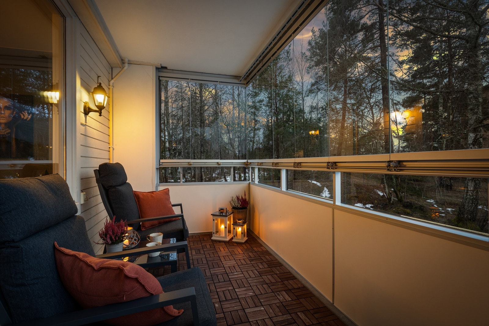 Her er det god plass til sittegrupper. Ettersom balkongen er overbygget og innglasset, kan man fint sitte ute selv på de litt mer regntunge dagene. Galleribilde