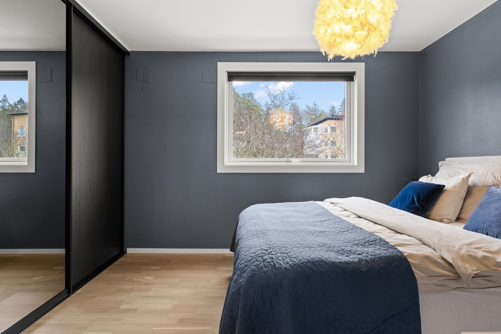 Leiligheten har to gode soverom: ett med inngang fra entréen og ett fra stuen, begge utstyrt med skyvedørsgarderobe. Galleribilde