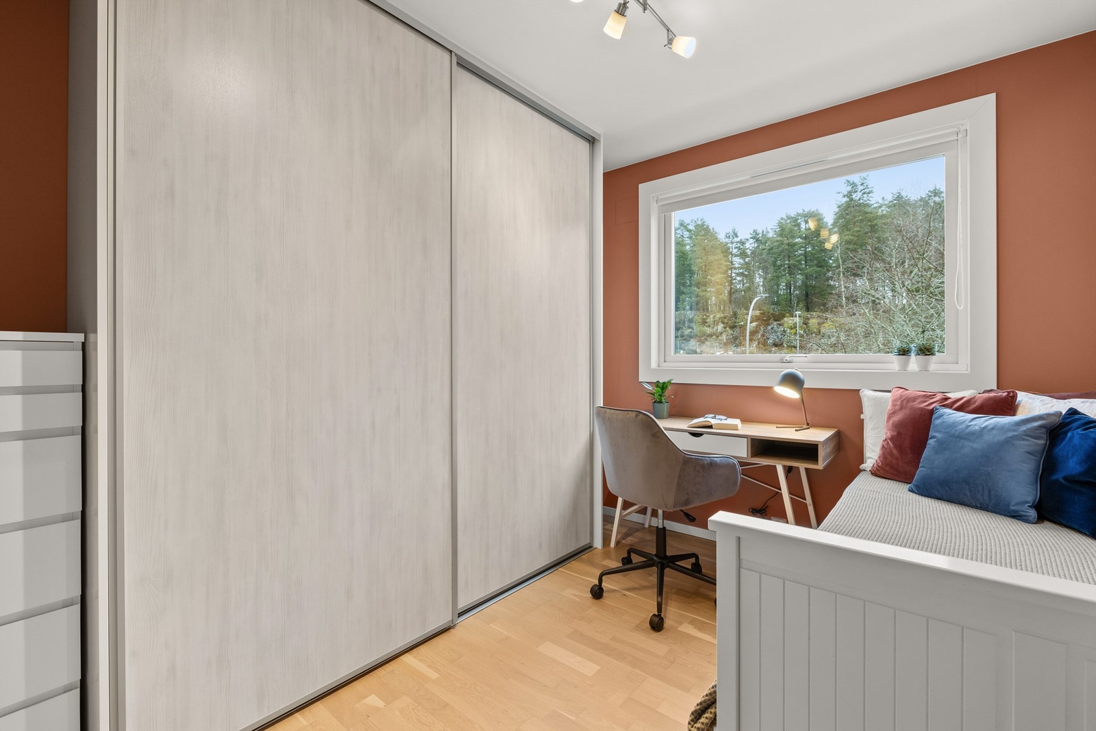 Også det andre soverommet er utstyrt med skyvedørsgarderobe, og er romslig nok til å romme både seng og skrivebord. Galleribilde