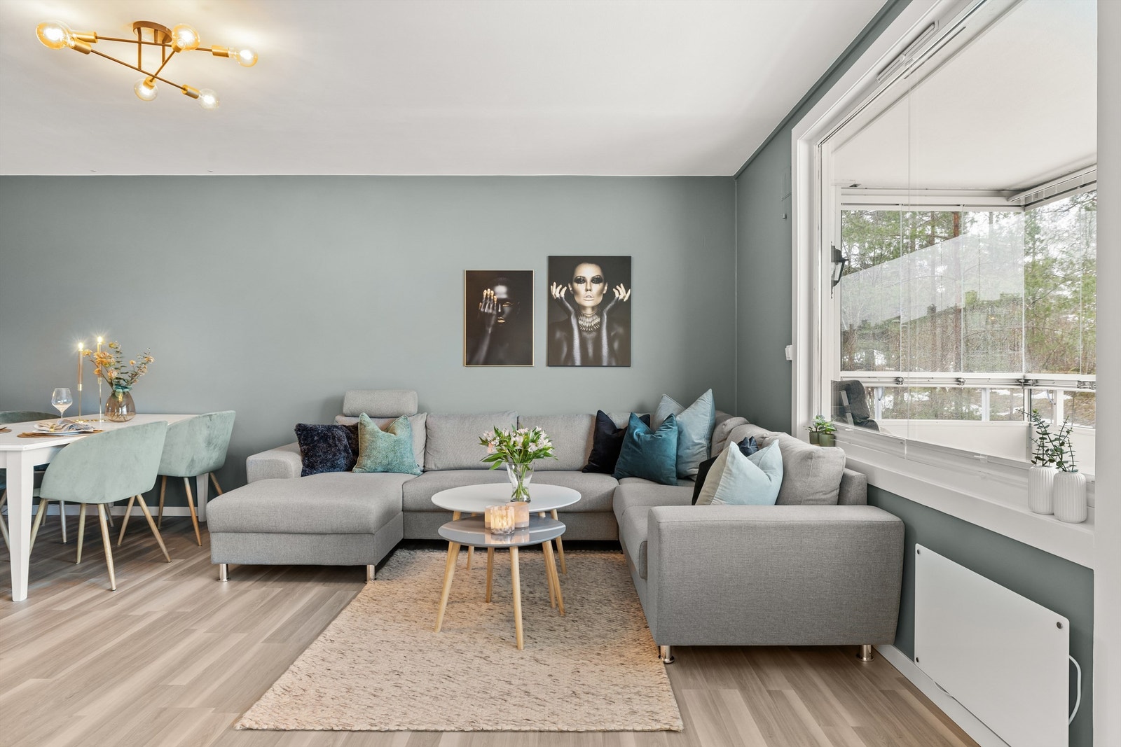 Det god plass til stor sofagruppe med tilhørende møblement. Galleribilde