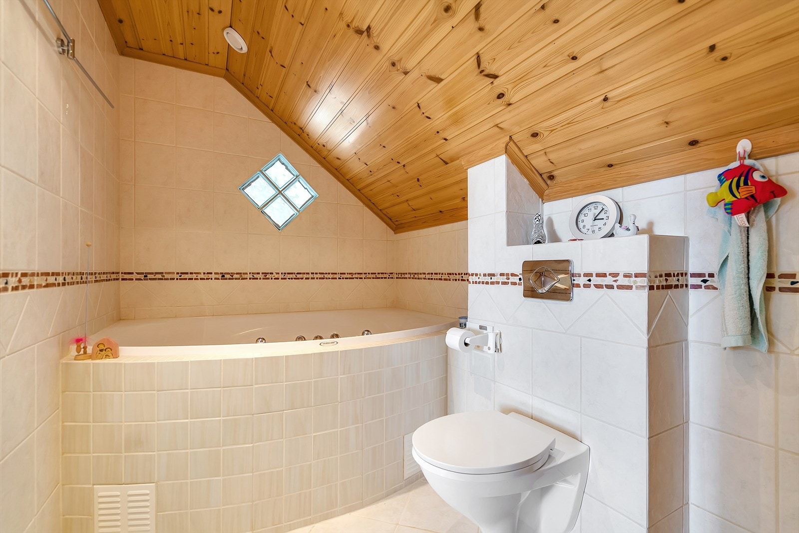 Flislagt bad med wc, vask og boblekar Galleribilde