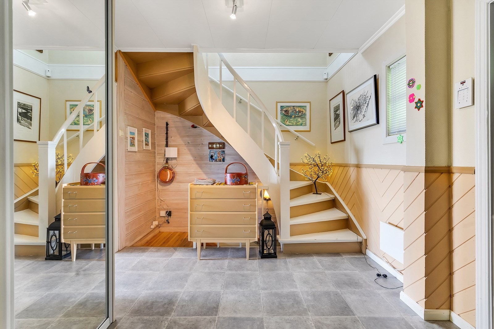 Hall/entre i hovedetasje med praktisk skyvedørsgarderobe Galleribilde