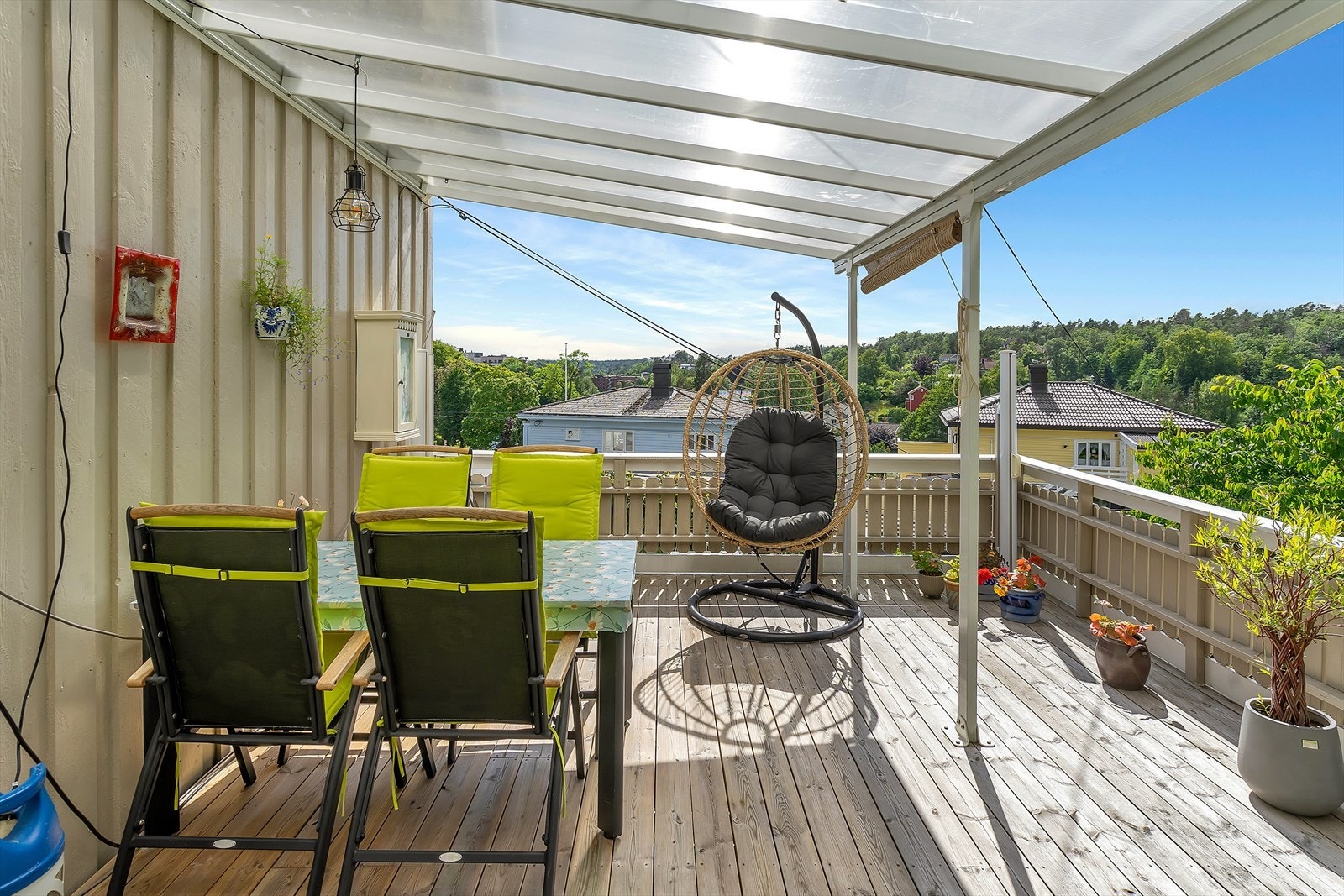 Koselig, overbygd terrasse med ettermiddagssol Galleribilde