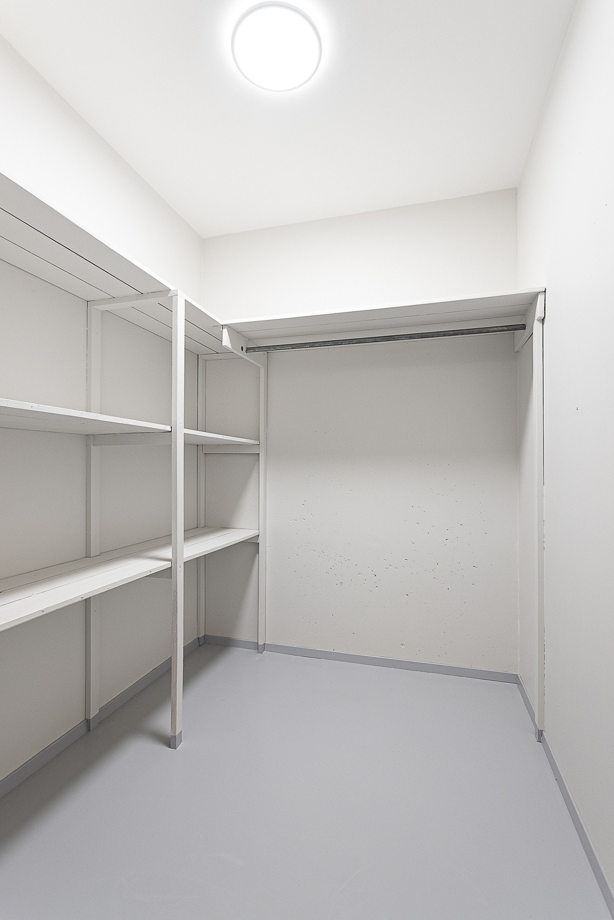 Det er to boder i underetasjen med god plass til lagring. Galleribilde