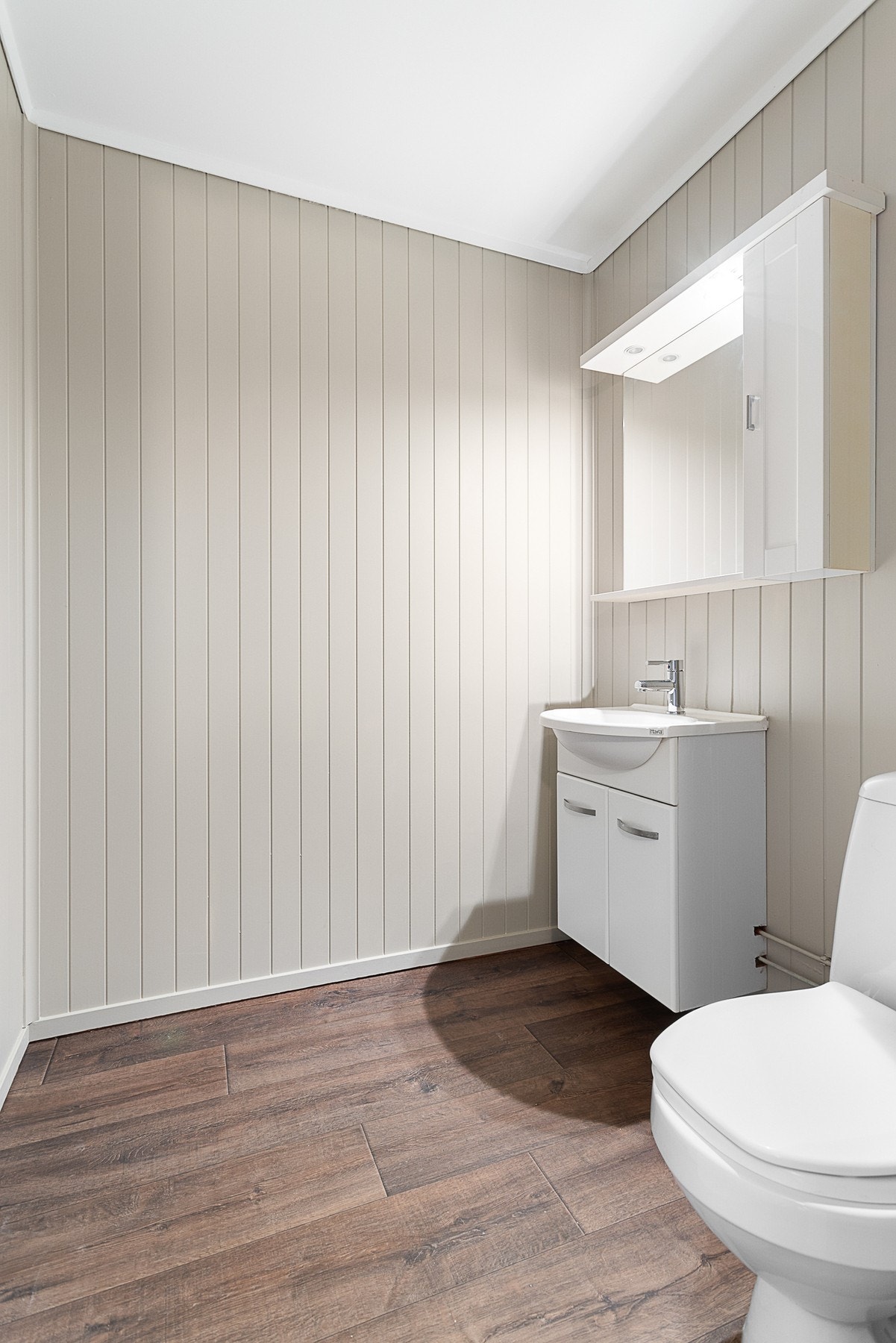 Toalettrom rett på innsiden av inngangsparti. Galleribilde