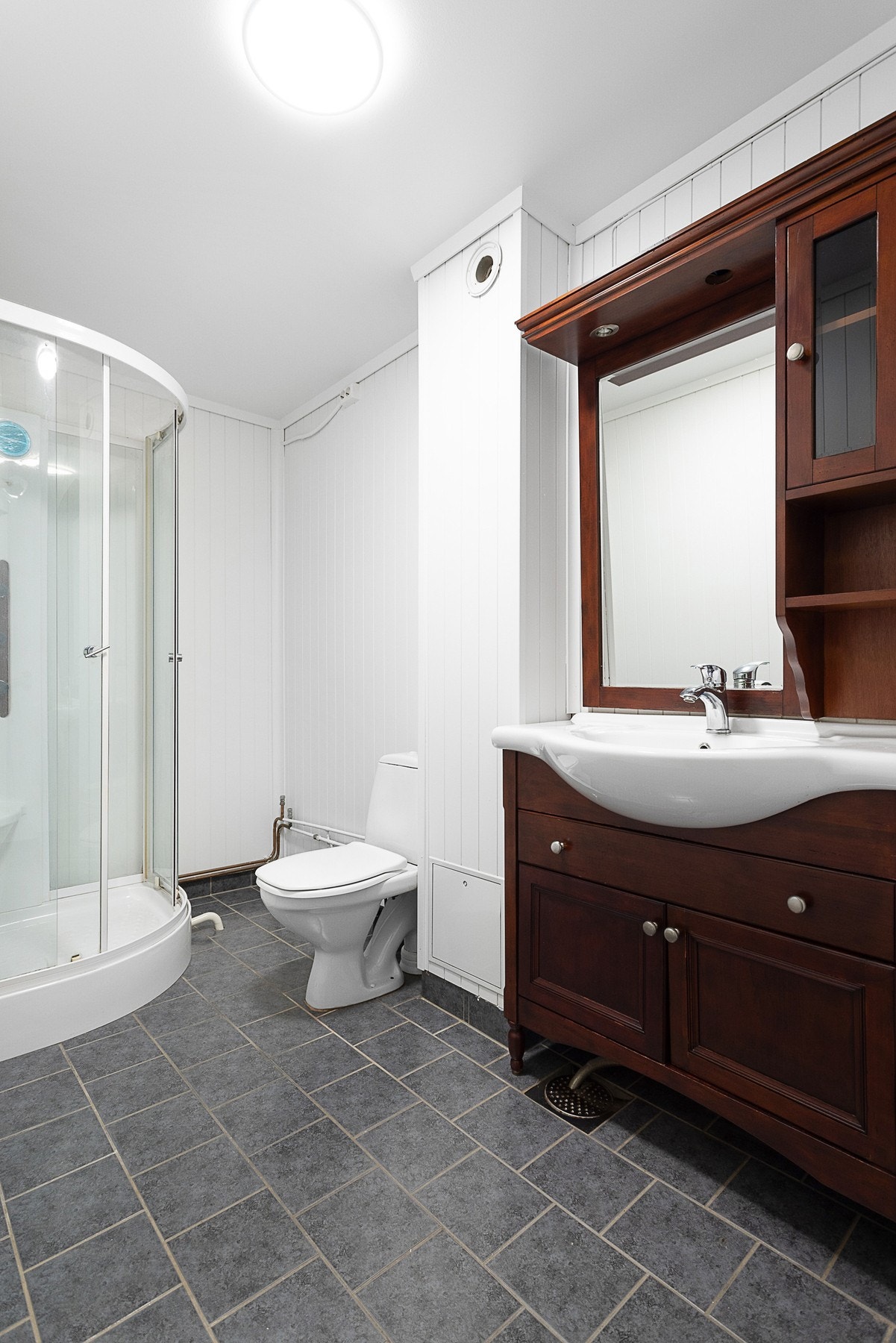 Bade nede er utstyrt med dusjkabinett, toalett, opplegg for vaskemaskin. Galleribilde