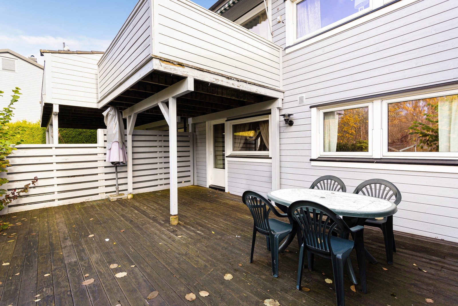 Fin uteplass med markterrasse og god plass til ønsket utemøblement. Galleribilde