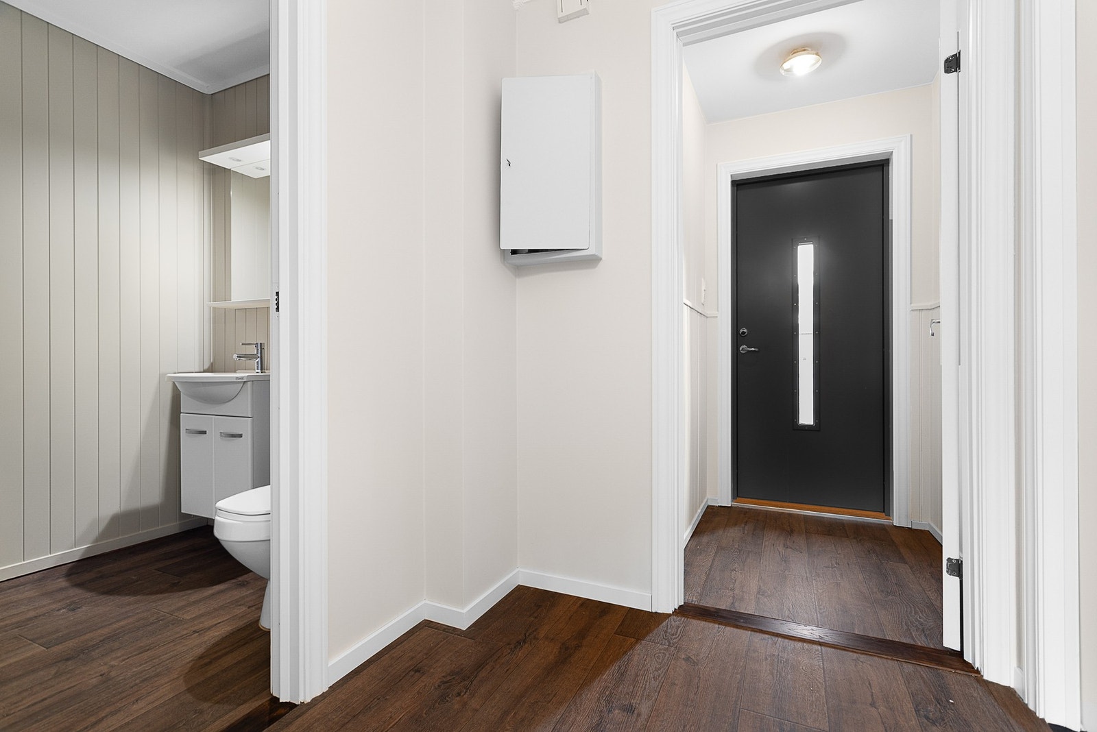 Toalettrom i gang og ved hovedsoverom. Galleribilde