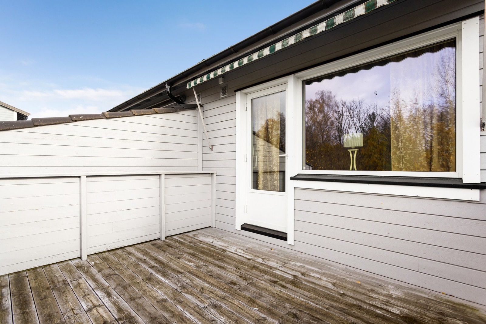 Balkongen i 1.etasje ligger vestvendt. Galleribilde