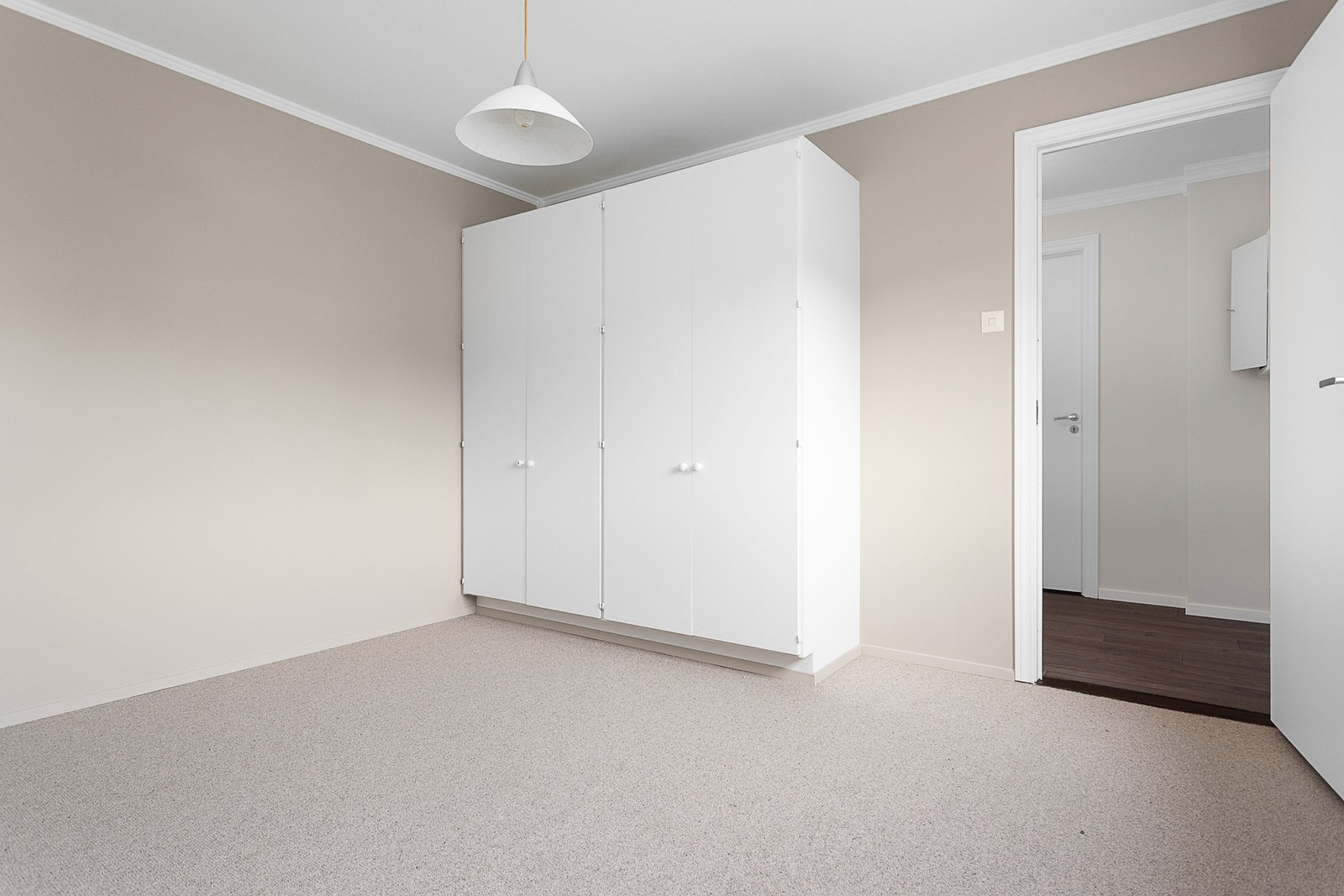 Rommet er teppebelagt som gir en lun følelse når man står opp om morgen. Galleribilde