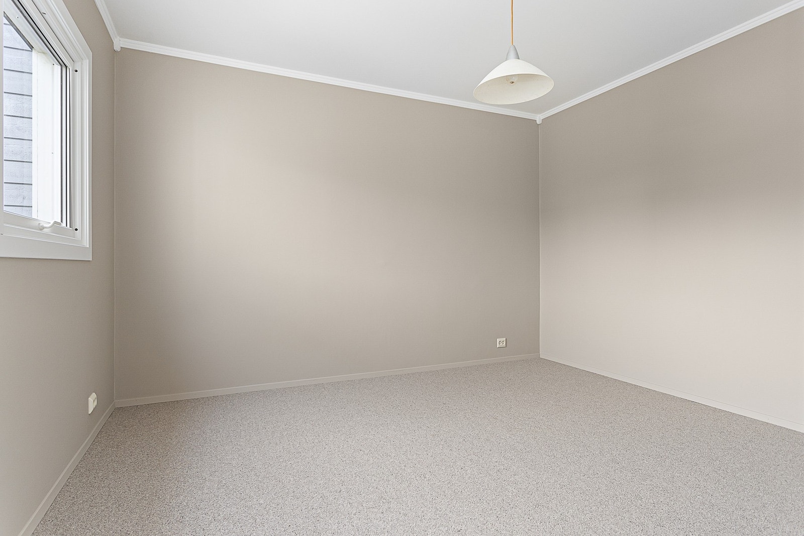 Soverom i boligens 1.etasje med god plass til dobbeltseng og garderobeskaper. Galleribilde