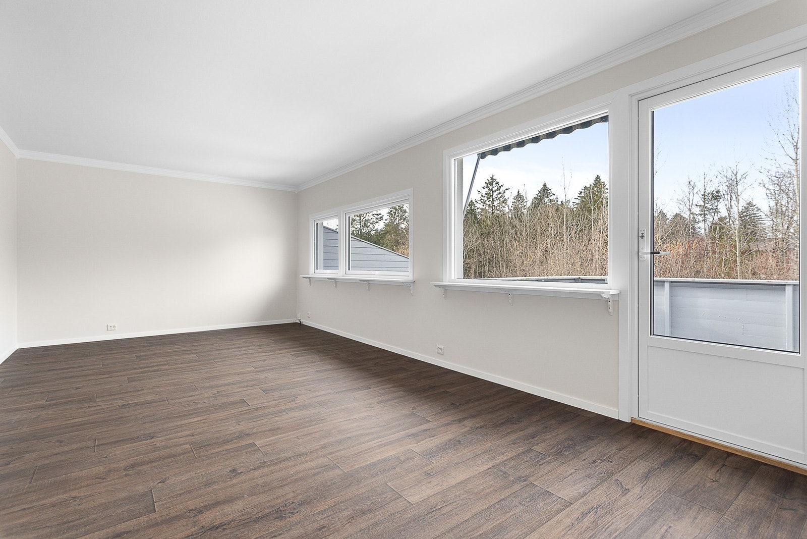 Gode vindusflater som slipper godt med naturlig sollys inn på stuegulvet. Vinduer er montert i 2015. Galleribilde