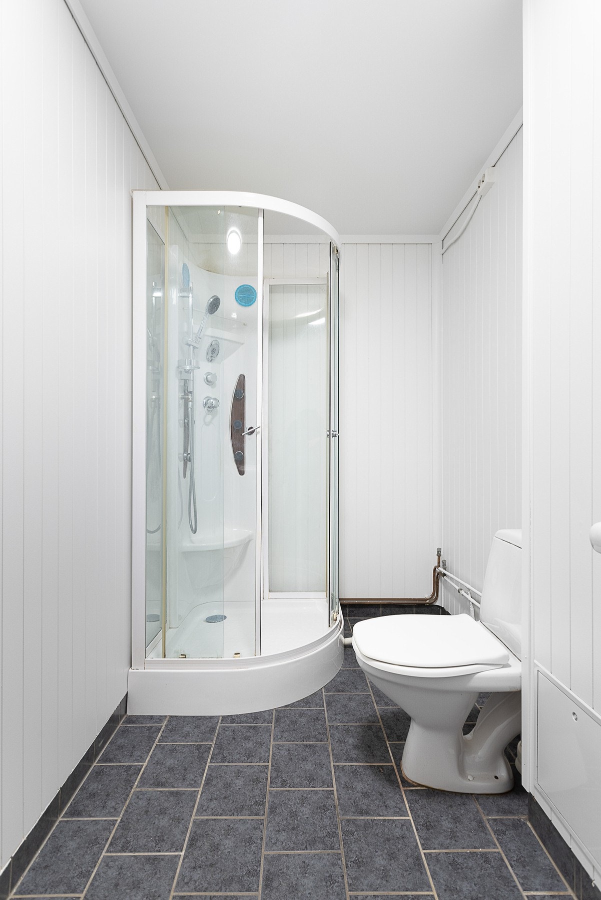 Gulvet er flislagt og har varmekabler. Galleribilde